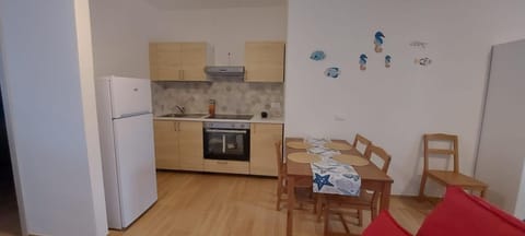 Kitchen or kitchenette, Dining area, oven, stove