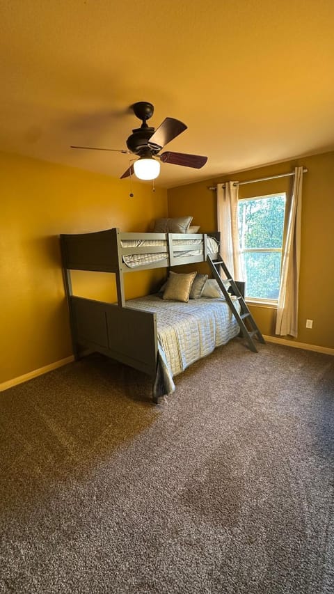 Buda home in the heart of the historic district House in Buda