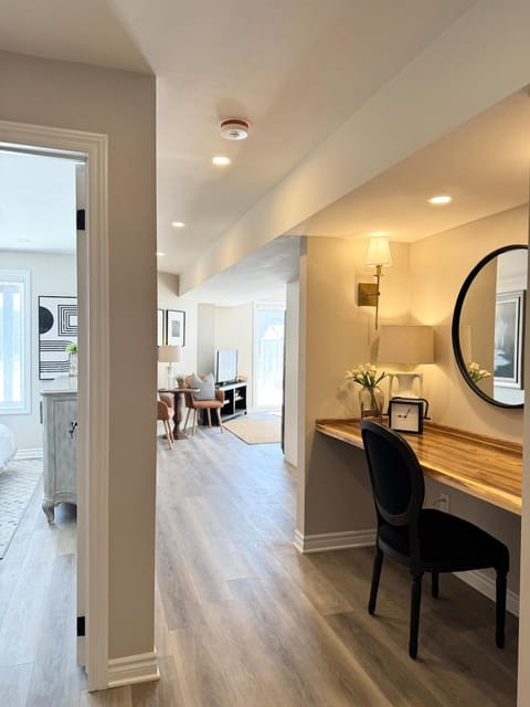 TV and multimedia, Kitchen or kitchenette, Living room, Seating area, Dining area