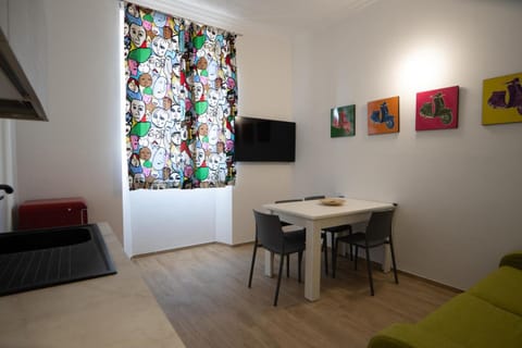 Communal lounge/ TV room, TV and multimedia, Living room, Seating area, Dining area, Evening entertainment