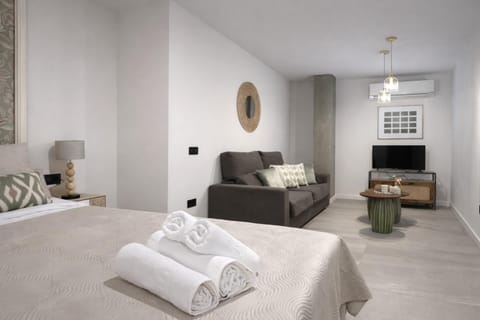 Bed, Photo of the whole room, Seating area, Bedroom