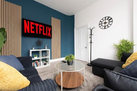 Communal lounge/ TV room, TV and multimedia, Living room, Seating area, Evening entertainment