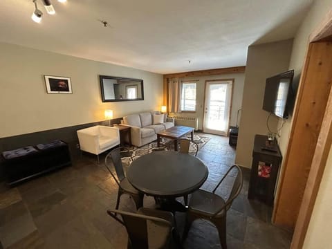 The Meadows- Modern 1BedroomDeck and Fireplace House in Kirkwood