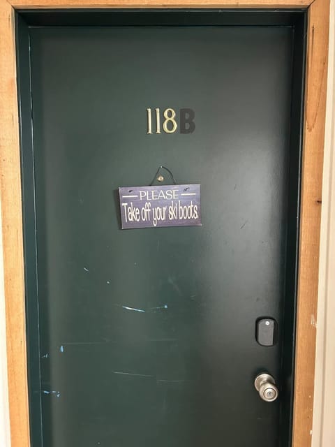 The Meadows- Modern 1BedroomDeck and Fireplace House in Kirkwood