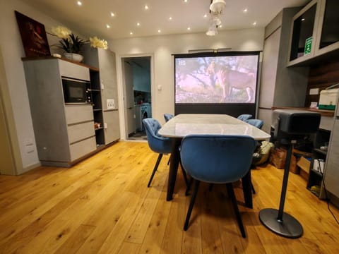 Communal lounge/ TV room, TV and multimedia, Living room, Dining area, Evening entertainment
