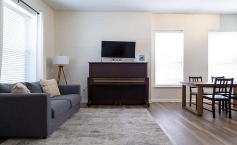 Spacious Tower Grove 3BR Home ABODEbucks House in Tower Grove South