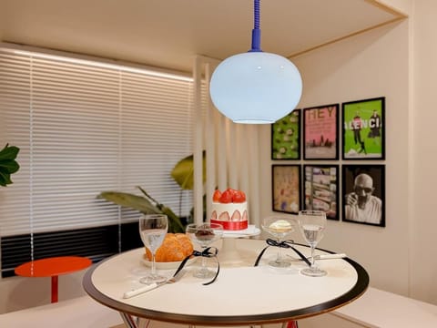 Food and drinks, Dining area, Food