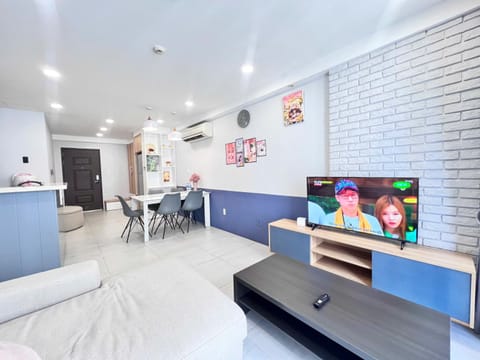 Communal lounge/ TV room, TV and multimedia, Kitchen or kitchenette, Living room, Seating area, Dining area, Evening entertainment
