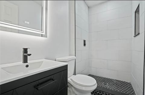 Spacious & Cozy 3-Bedroom Home- The Blue Dream House in Riverdale