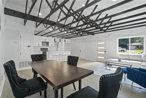 Spacious & Cozy 3-Bedroom Home- The Blue Dream House in Riverdale