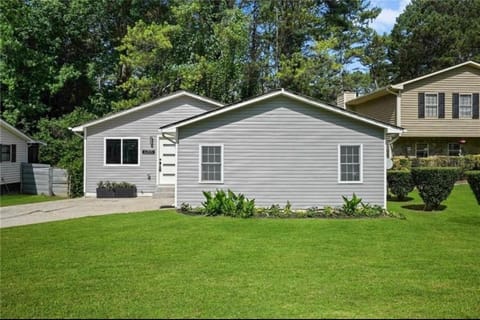 Spacious & Cozy 3-Bedroom Home- The Blue Dream House in Riverdale