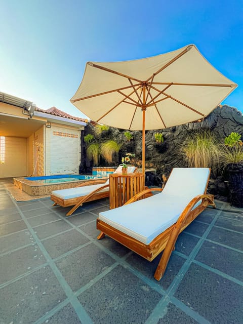 Property building, Balcony/Terrace, sunbed