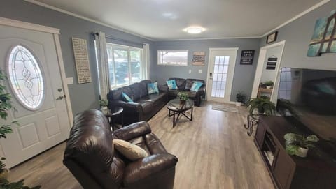 Communal lounge/ TV room, TV and multimedia, Living room, Seating area, Evening entertainment