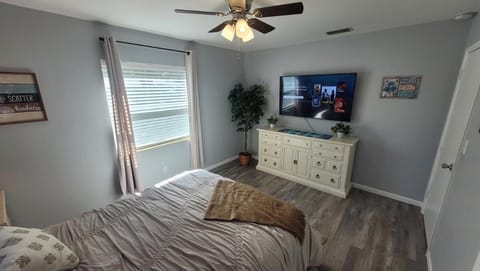 Bed, TV and multimedia, Photo of the whole room, Bedroom
