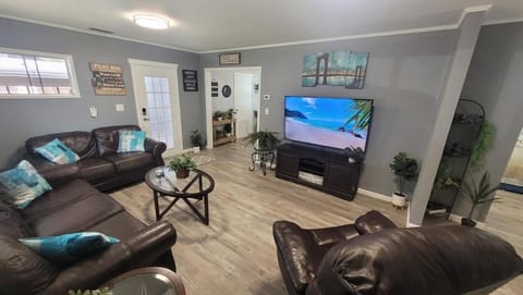 Communal lounge/ TV room, TV and multimedia, Living room, Seating area, Evening entertainment