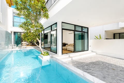Property building, Patio, Balcony/Terrace, Swimming pool