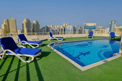 Free housekeeping visits during your stay - StayShort - Cozy Beachside Stay in Dubai Marina Near JBR Sleeps 2 Apartment in Dubai