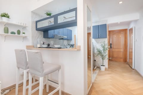 Free housekeeping visits during your stay - StayShort - Cozy Beachside Stay in Dubai Marina Near JBR Sleeps 2 Apartment in Dubai