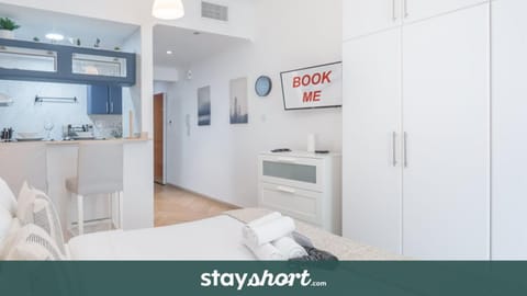 Free housekeeping visits during your stay - StayShort - Cozy Beachside Stay in Dubai Marina Near JBR Sleeps 2 Apartment in Dubai