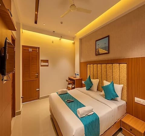 Communal lounge/ TV room, Bed, TV and multimedia, View (from property/room), Living room, Photo of the whole room, Seating area, Evening entertainment, Bedroom, fireplace, room service, VIP, wardrobe, air conditioner