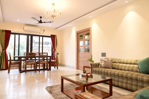 Living room, Seating area, Dining area, air conditioner