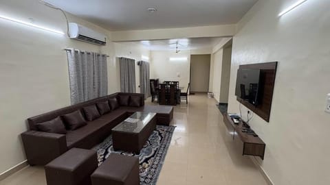 TV and multimedia, Living room, Seating area, Evening entertainment, air conditioner