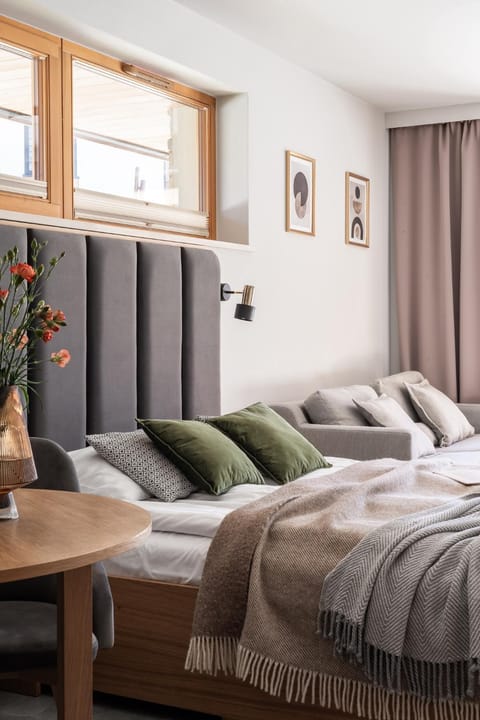 Bed, Living room, Photo of the whole room, Seating area, Bedroom