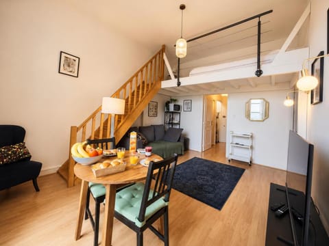 TV and multimedia, Living room, Seating area, Dining area
