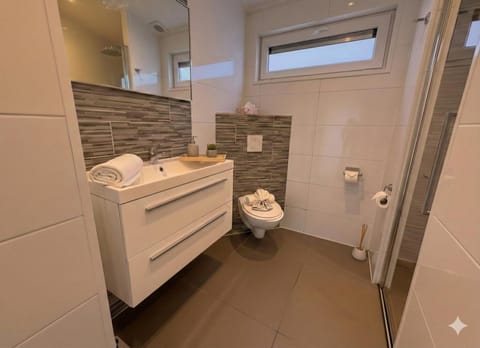 Sunset Beach Villa Modernes Waterfront für 6 Pers 5 Min zum Strand Campground/ 
RV Resort in Hellevoetsluis