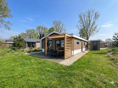 Sunset Beach Villa Modernes Waterfront für 6 Pers 5 Min zum Strand Campground/ 
RV Resort in Hellevoetsluis