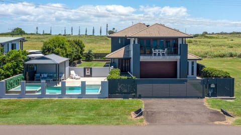 Property building, Day, Garden, Garden, Garden view, Pool view, Swimming pool, Swimming pool, sunbed