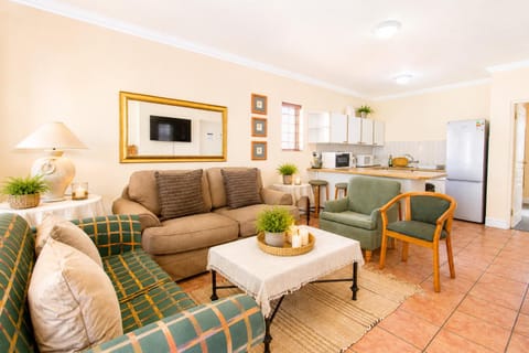 TV and multimedia, Kitchen or kitchenette, Living room, Seating area, Dining area