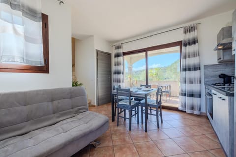 Kitchen or kitchenette, Living room, Seating area, Dining area, oven, stove