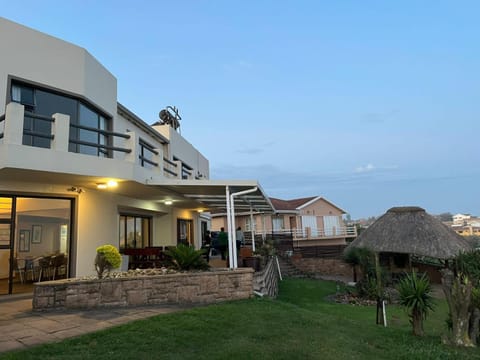 Property building, Patio, Day, Natural landscape, Breakfast
