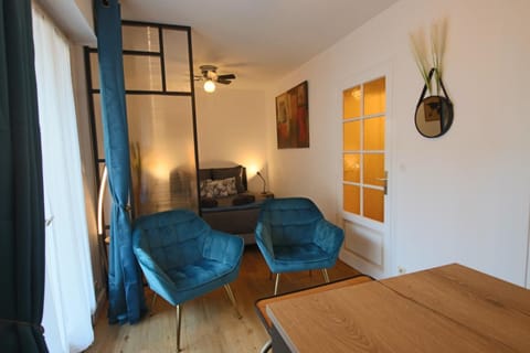 Bed, Living room