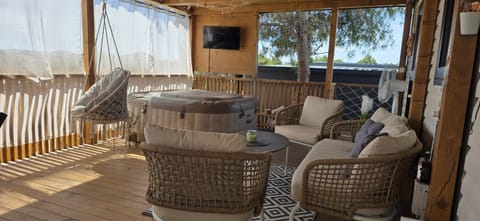Patio, Communal lounge/ TV room, TV and multimedia, Balcony/Terrace, Seating area