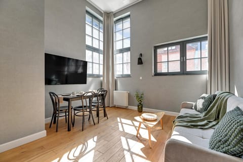 TV and multimedia, Kitchen or kitchenette, Living room, Seating area, Dining area