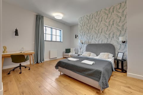 Bed, Living room, Photo of the whole room, Seating area, Bedroom, towels