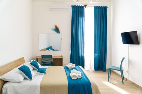 Bed, TV and multimedia, Photo of the whole room, Bedroom, towels, air conditioner