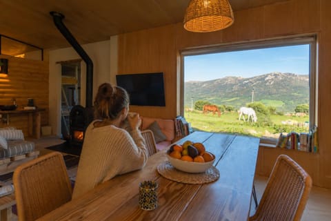 Communal lounge/ TV room, Mountain view, kitchen