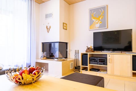 Day, Summer, TV and multimedia, Living room, Seating area