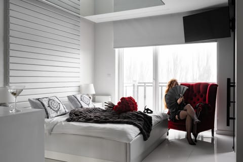 Bed, TV and multimedia, Photo of the whole room, Seating area, Bedroom