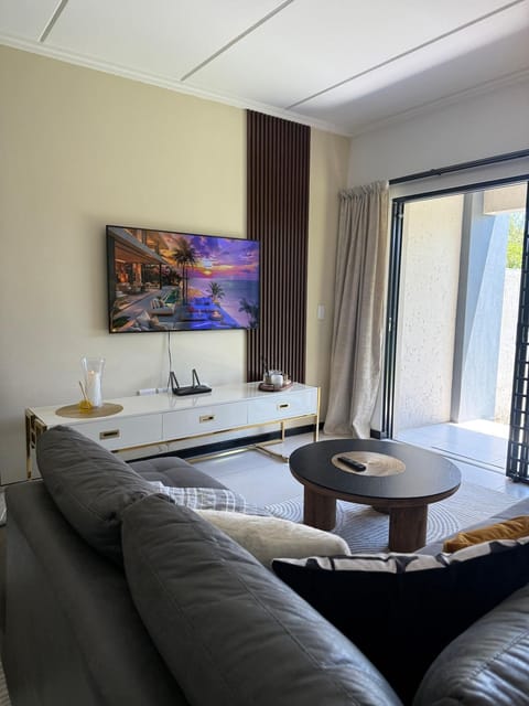 TV and multimedia, Living room, Seating area, Evening entertainment