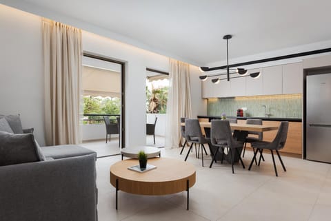 Kitchen or kitchenette, Living room, Seating area, Dining area
