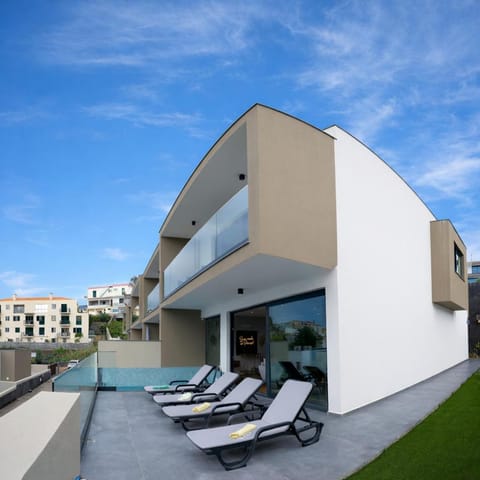 Property building, Day, Pool view, Swimming pool, sunbed