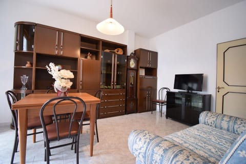 Communal lounge/ TV room, Seating area, Dining area