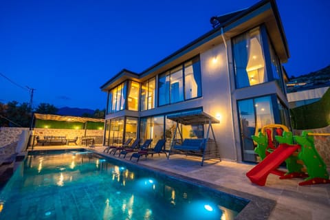 Property building, Patio, Night, Garden, Pool view, Swimming pool, Swimming pool, sunbed