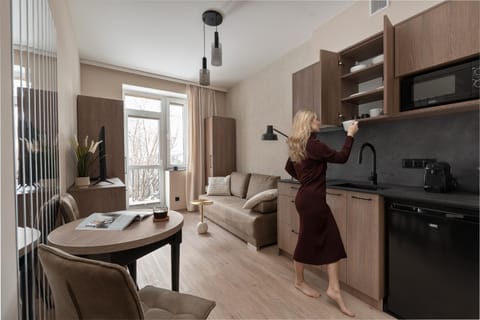 People, Coffee/tea facilities, Kitchen or kitchenette, Living room, Seating area, Dining area, stove