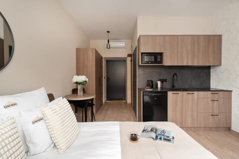 Bed, Coffee/tea facilities, Kitchen or kitchenette, Photo of the whole room, Dining area, Bedroom, stove, wardrobe, air conditioner