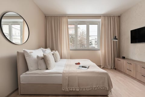 Bed, TV and multimedia, Photo of the whole room, Bedroom